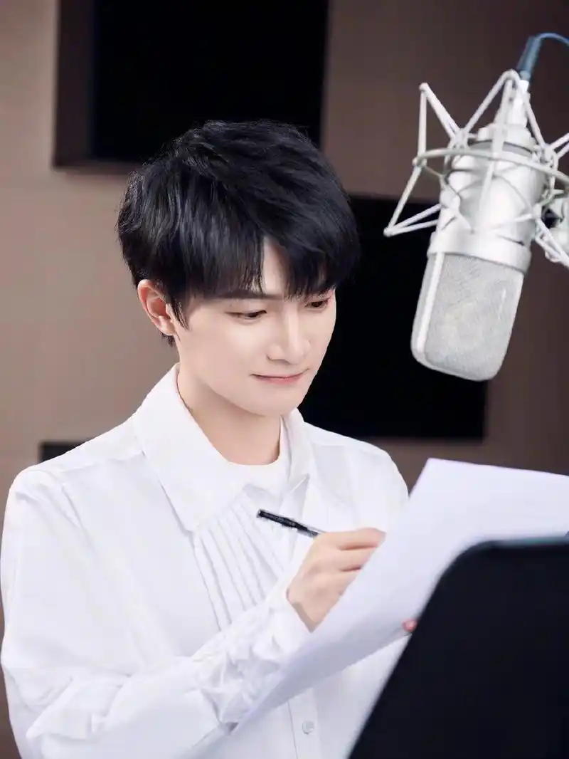 周深的一些你没见过的照片    应该可以做头像