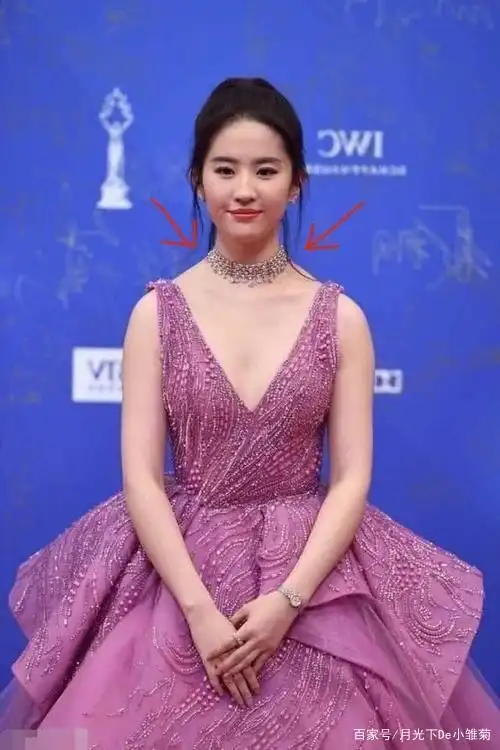 穿衣好不好看肩颈很重要,一组简单动作让你练出天鹅颈