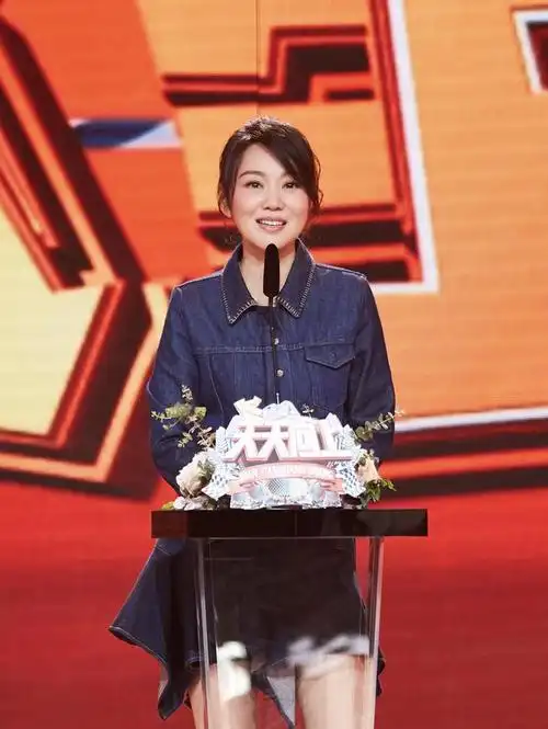 闫妮参加天天向上,身穿牛仔套裙太减龄,秀出24岁大长腿|裙子|裸色|牛