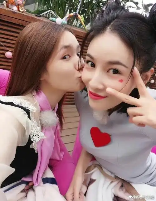 张蓝心晒和林允滑雪合照