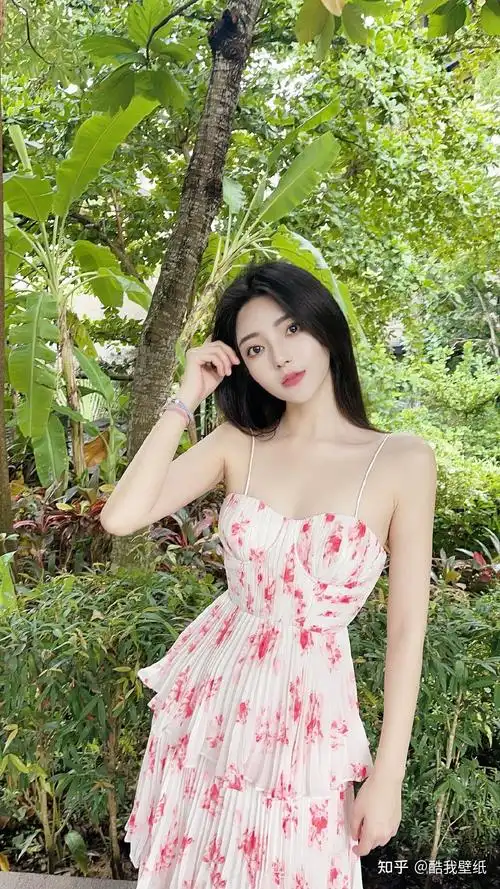 白卉子晒夏日清凉照一袭吊带抹胸印花裙青春灵动优雅迷人