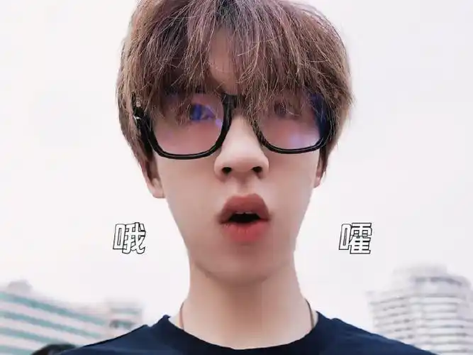 买酱香饼这段镜头一转贺峻霖这个表情笑死我了