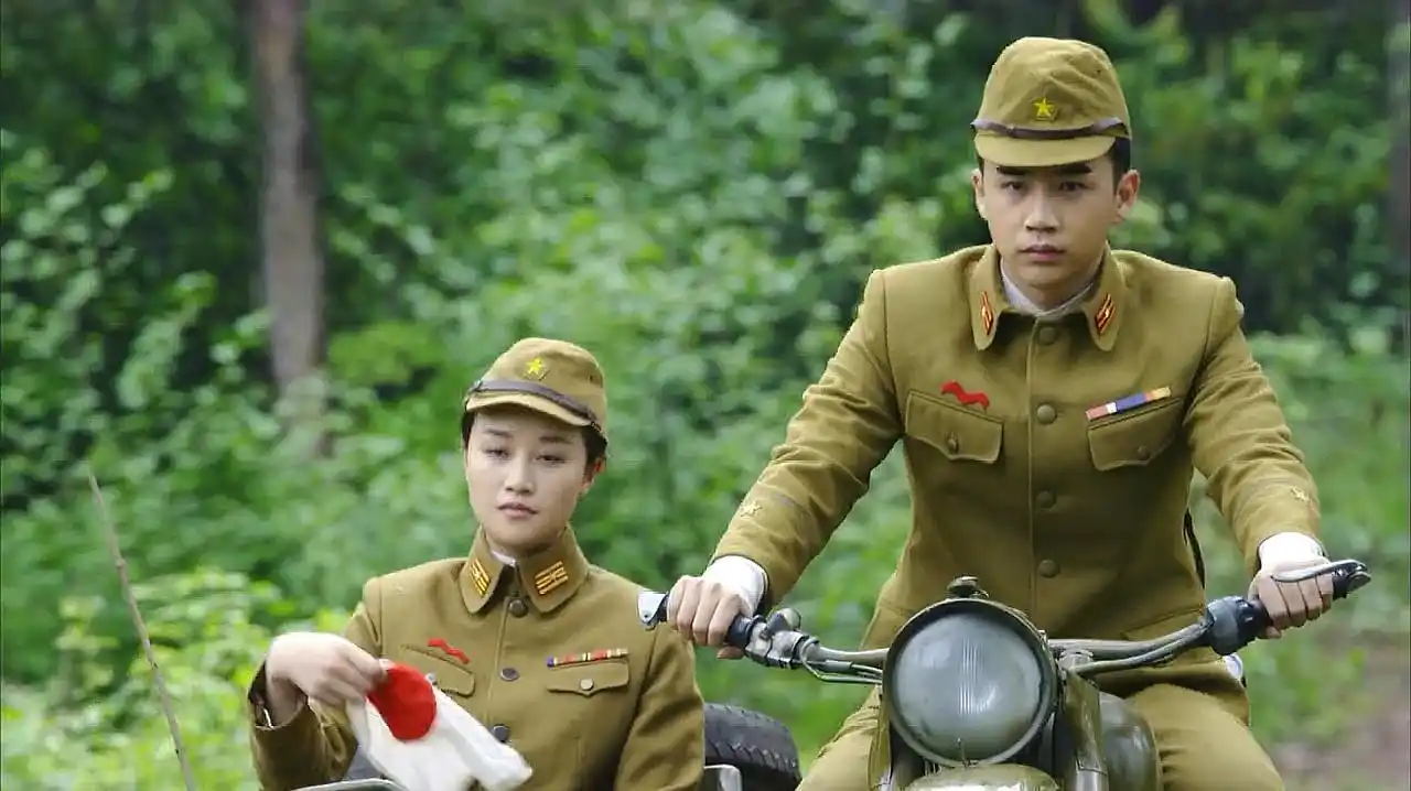 荡寇:高手扮成鬼子,骑着摩托出了城,女特工直接扔了车上旗子