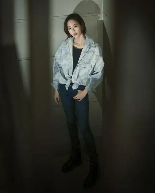 张钧甯早春街拍值得借鉴牛仔外套打个结看似简单却意外时髦