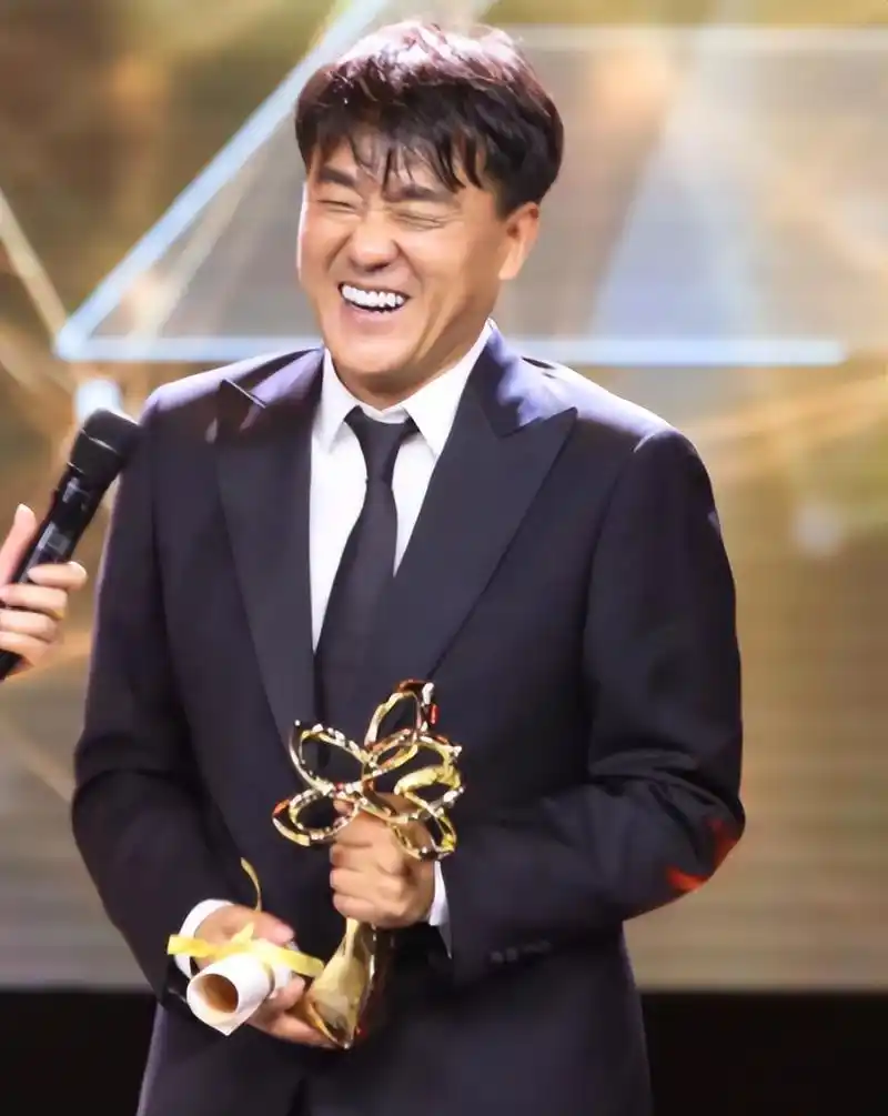 何冰的个人资料(演员何冰:娶初中同学为妻,婚后生一子,生活幸福甜蜜)