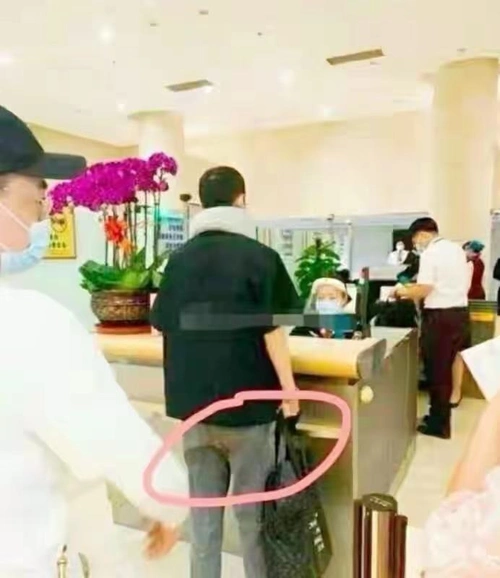 随后在微博上就有人爆料一起拍到过的肖战的机场图证明"肖战疑似漏过"