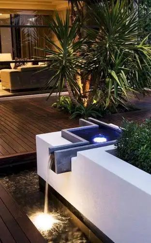 庭院里挖鱼池,楼梯下挂瀑布,你家和豪宅之间就差一个室内水景!