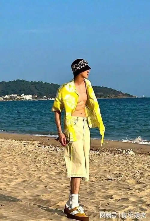 34岁宋轶现身三亚旅游小鲜肉男朋友疑曝光男方拥有8块腹肌