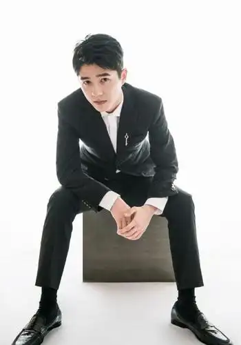 刘昊然穿西装变成熟男人,侧颜引粉丝尖叫,鼻梁高挺太帅气!