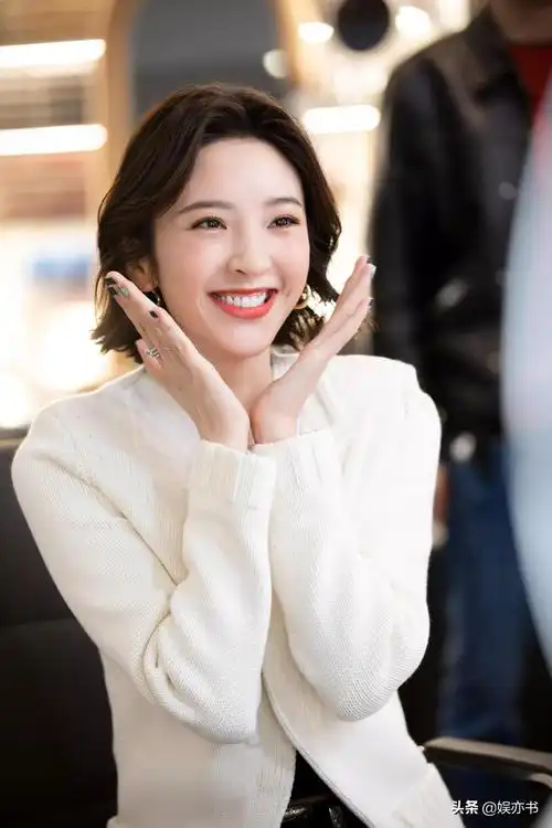 唐艺昕白色针织西装简约干练笑容甜美