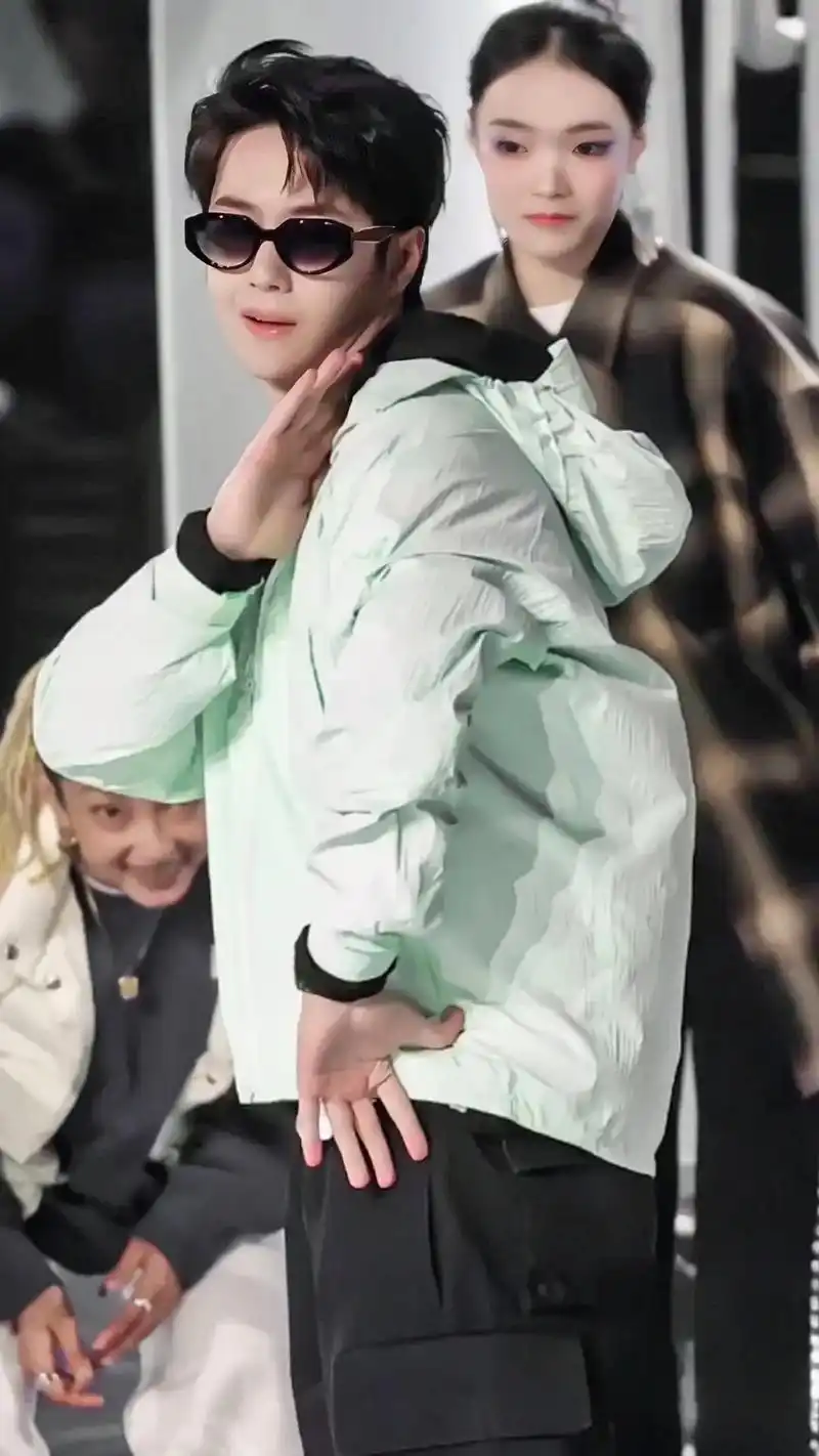 9898#这就是街舞5王一博 开场舞壁纸#帅炸 照片自取#最 - 抖音