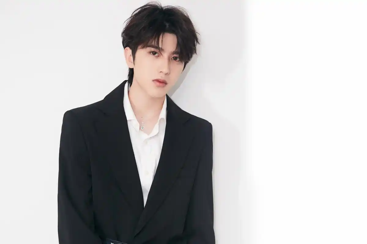 蔡徐坤骑士风黑西装青年音乐人@蔡徐坤今日出席品牌活动,一袭骑士风