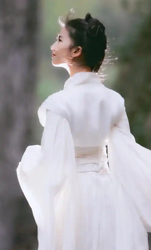 万万没想到,刘亦菲的"小龙女"的白衣造型就有五套,以为都一样