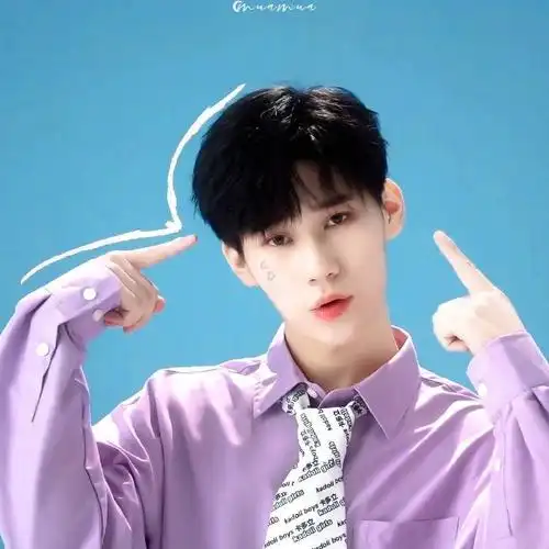 张真源紫色拼接西装