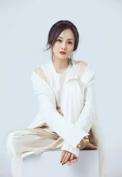 "最美挂历女郎"近照曝光,52岁容颜未改风韵犹存_李颖_生活_卢玉琪