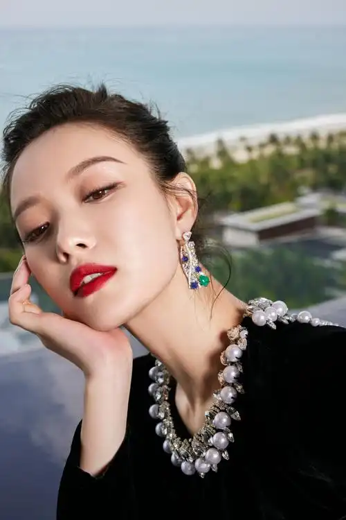 倪妮穿水晶装饰丝绒长裙侧颜精致优雅迷人