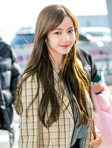 lisa斜刘海露额头,新发型你爱了吗