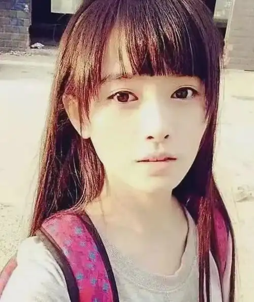 随即,粉丝也发出了其他照片,说鞠婧祎上学时期就已经很美了.