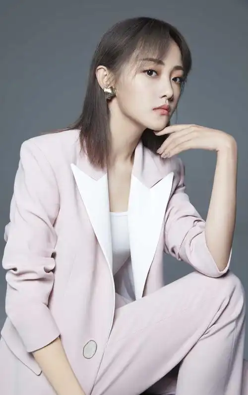 简介:吴佳怡粉色西装魅力写真图片,分享一组吴佳怡图片给大家,图中的