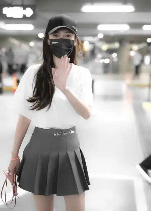 angelababy最新机场私服,太阳花t恤搭配学院风百褶裙,甜美减龄