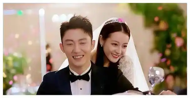 迪丽热巴与黄景瑜同游泰国,终于公开承认恋情?