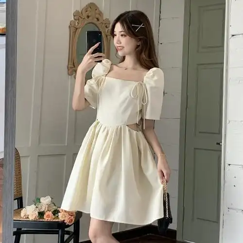 时尚设计感法式露腰连衣裙女夏装新款气质显瘦心机泡泡袖方领短裙