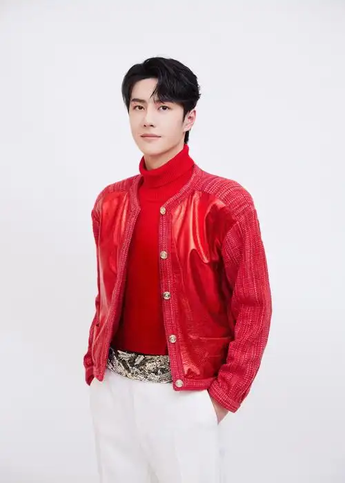 青年演员王一博身着chanel2021春夏高级成衣系列红色斜纹软呢外套搭配