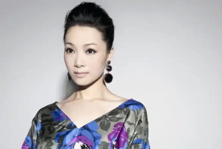 回顾歌唱家吕薇男友的病逝让她心痛独自生活多年50岁仍未婚