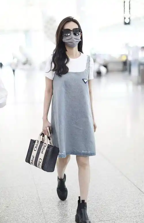 活泼可爱背带裙 夏季必备穿搭款_明星_牛仔_机场