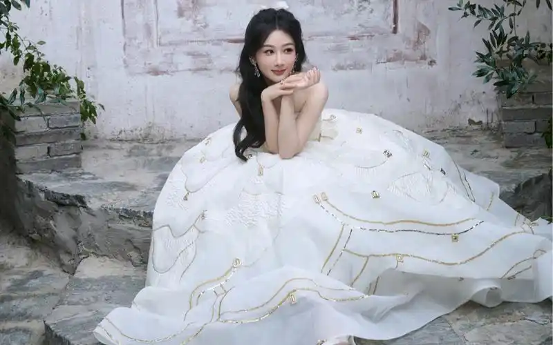 杨紫星光大赏第二套造型出炉!好美的公主殿下!