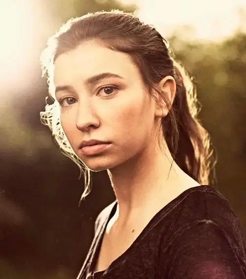 ">伊妮德,她是《 a target="_blank" href="/item/行尸走肉/10555339"