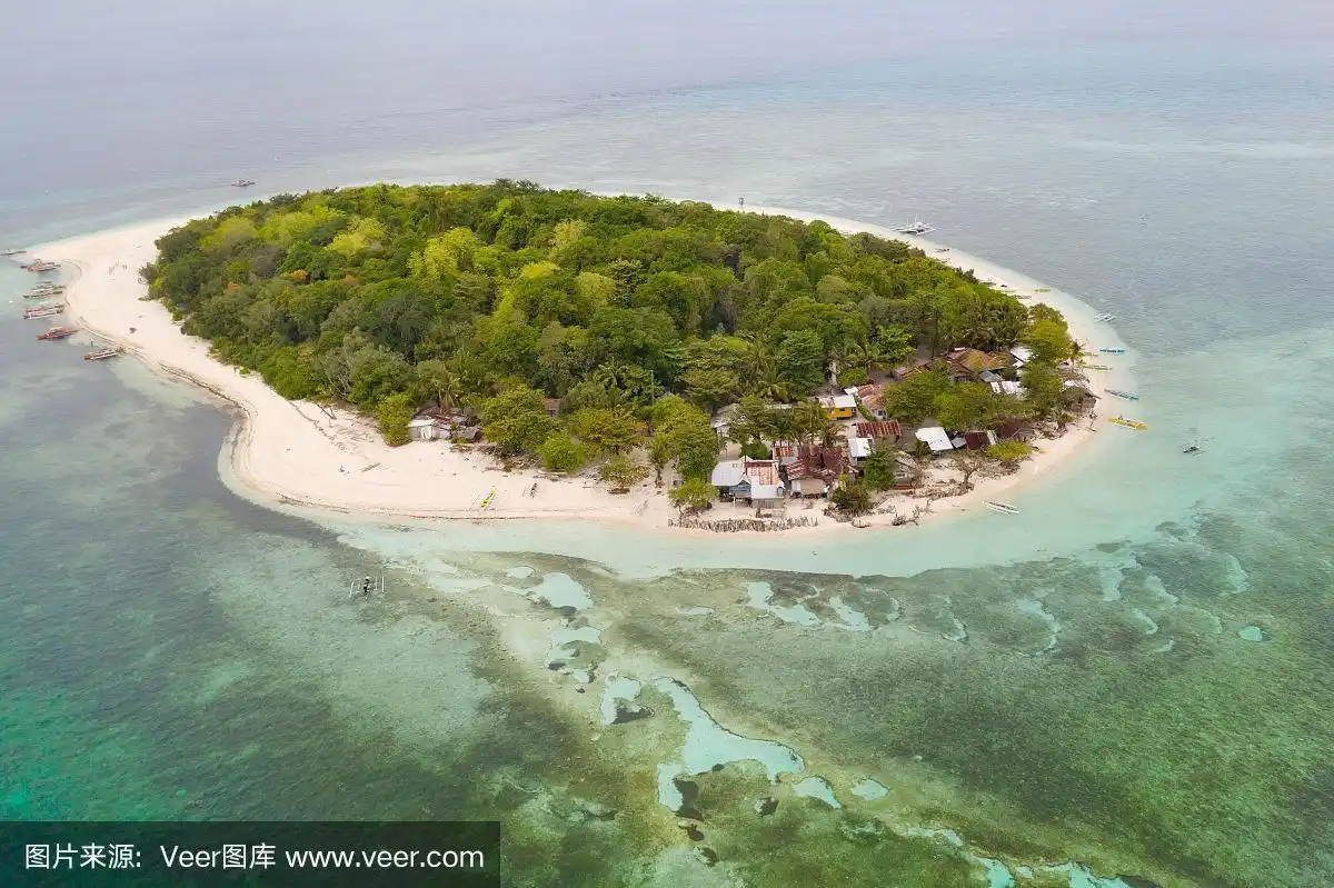 圆形热带岛屿,白色沙滩,俯视图