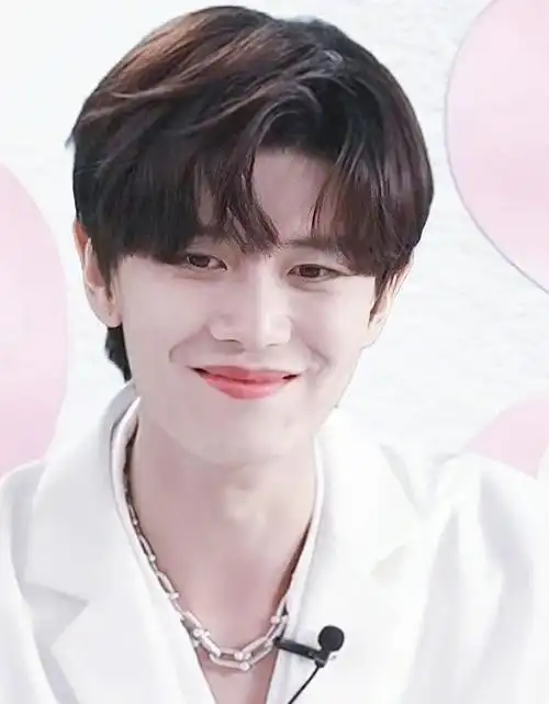 就在刚刚,任嘉伦一袭白衣白裤造型亮相直播活动,帅气的发型,简约的