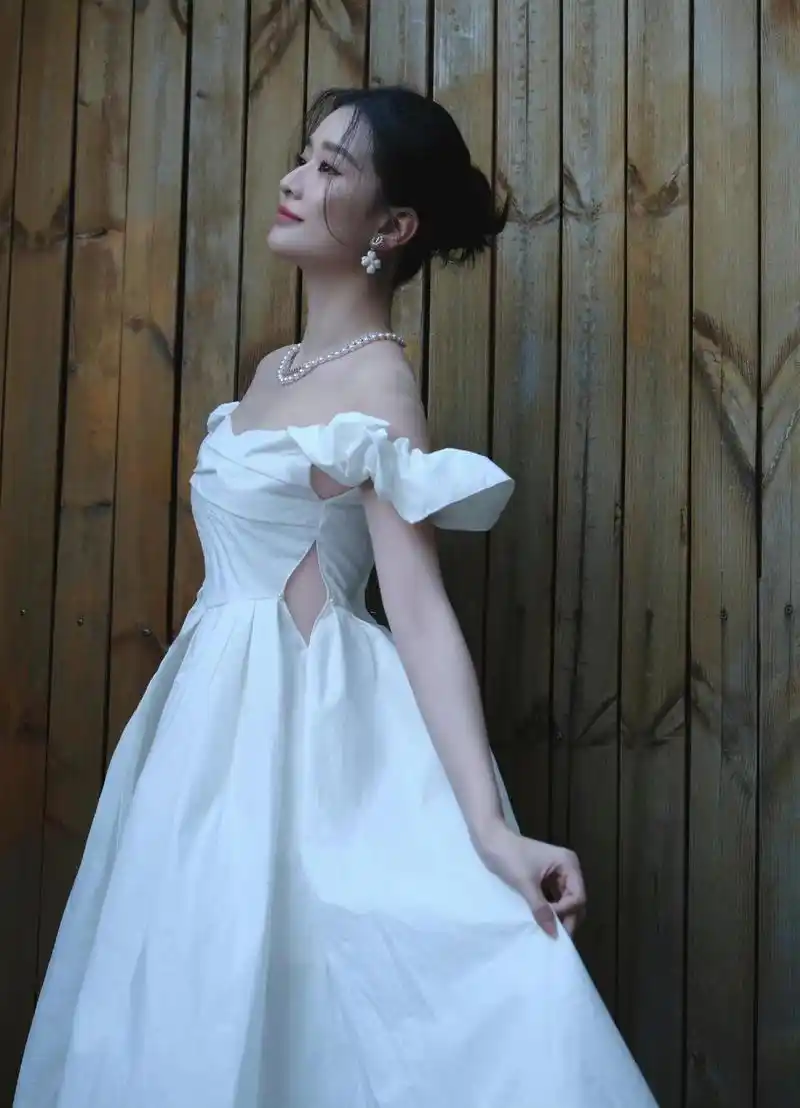 乔欣别出心裁,穿"纸巾"一字肩婚纱拍写真,唯美又优雅!