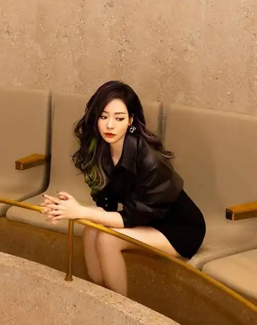 张靓颖绿色t恤现身广州机场,时尚魅力让人无法抗拒!