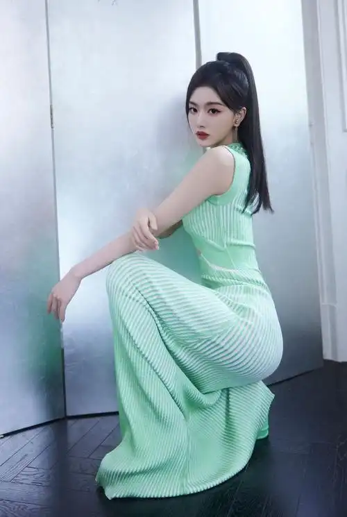 明星写真孔雪儿绿色露脐连衣裙时尚美拍五官精致身材性感婀娜