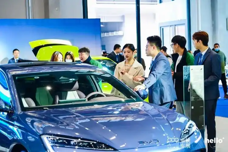 徐州国际车展第1天10000观众看直升机起飞