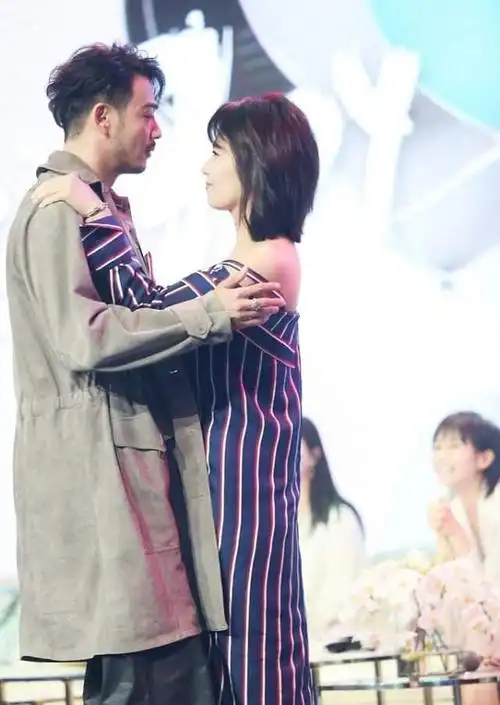 刘涛还是挺有女人味的穿一身吊带造型与杨烁互动真挺抢镜的