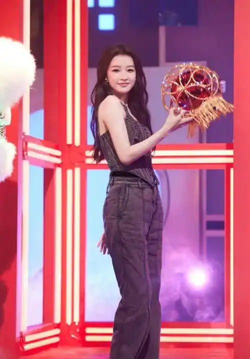 孙怡上传《你好,星期六》穿牛仔套装,显瘦显高又好身材!