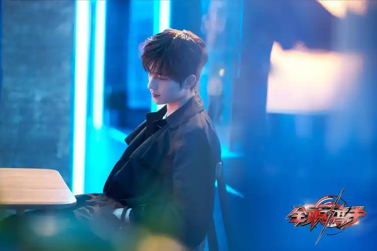 杨洋《全职高手》任战队队长 身世揭露一人分饰两角_凤凰网娱乐_凤凰