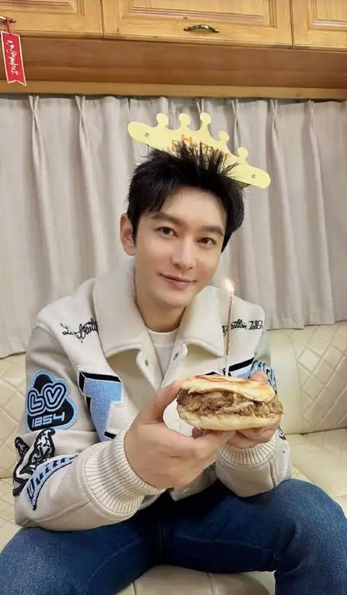 11月13日是黄晓明的生日,当天晒出了儿子小海绵陪自己过生日的照片