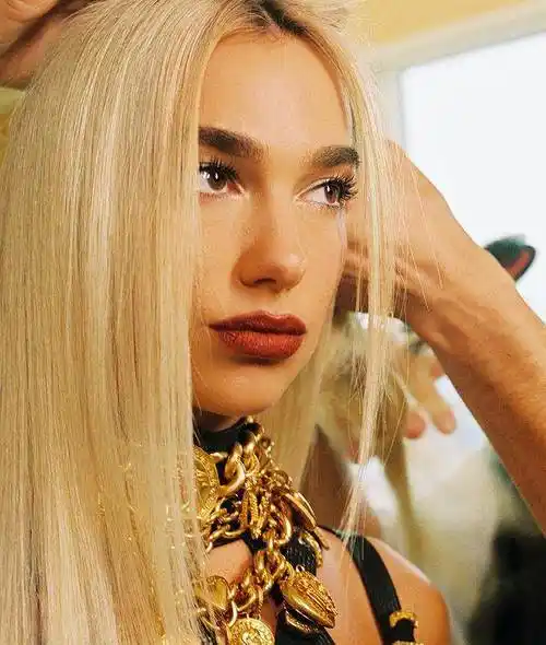 原创90后女歌手杜阿利帕把黑色蕾丝裙上发挥到了极致