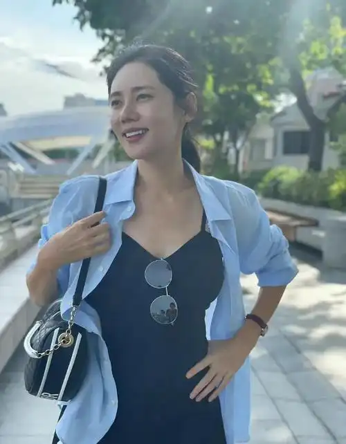 秋瓷炫的孩子并没有在中国长大,而是在韩国长大,这导致于晓光和儿子