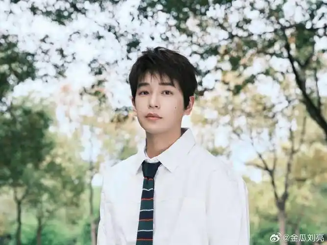 彭昱畅樱花树下的男大#好绝的春日写真,彭昱畅我真的会爱!