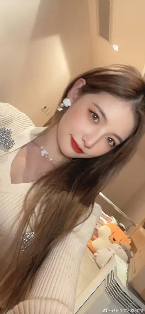 赵粤晒长发自拍九宫格精致可爱各种风格都可以驾驭