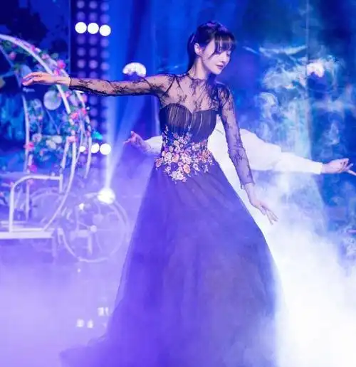 郑爽穿晚礼服跳舞,宛如优雅的黑天鹅,不愧是粉丝公认的小仙女|淑女