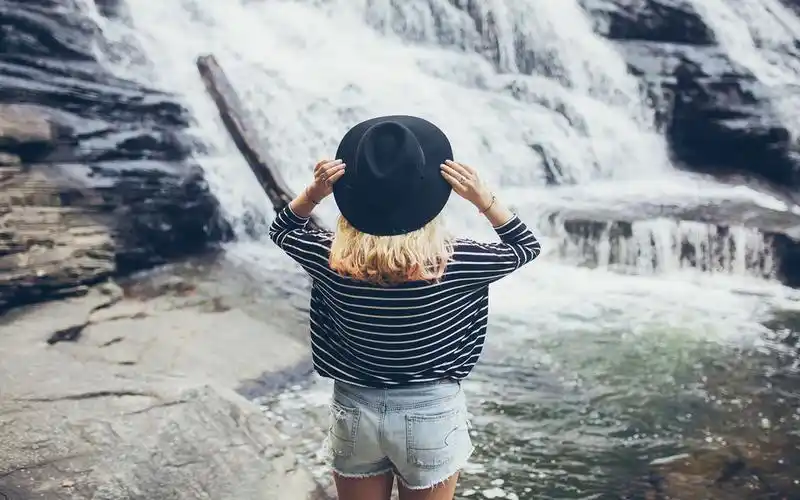 戴帽子女孩的唯美背影图片桌面壁纸-美女壁纸-壁纸下载-美桌网