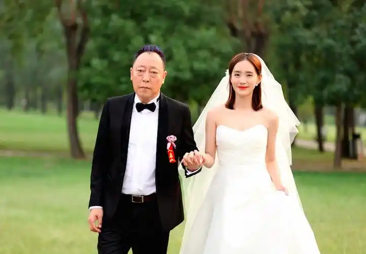 王智《超级翁婿》婚纱剧照曝光 女儿出嫁倪大红满脸不舍