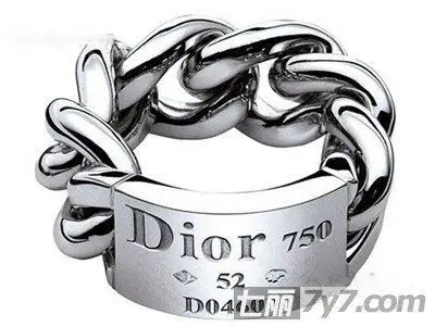 迪奥,它环环相扣的优雅链条设计,象征恋人间的紧密联系与珍贵承诺.