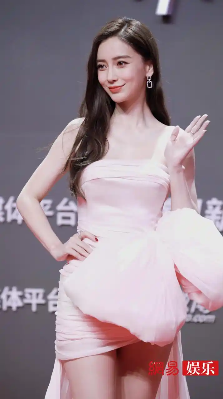 angelababy一袭粉色仙女裙亮相鹅厂发布会红毯,白到发光的baby姐是